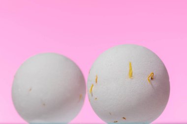 Pembe arka planda banyo bombaları. Yakın plan, mineral doğal kozmetik.