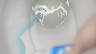Tuvaleti antibakteriyel temizleyici ile yıkama işlemi, yakın çekim, yavaş çekim