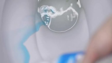 Tuvaleti antibakteriyel temizleyici ile yıkama işlemi, yakın çekim, yavaş çekim