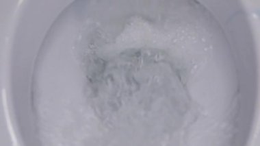 Tuvaletin sifonu, yakın çekim, yavaş çekim, tesisat ve ev temizliği konsepti