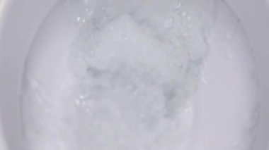 Tuvaletin sifonu, yakın çekim, yavaş çekim, tesisat ve ev temizliği konsepti