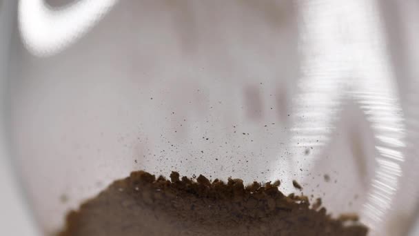 Процесс приготовления кофе, растворимый кофе наливают из ложки в стакан, замедленное движение, вид снизу, текстура — стоковое видео