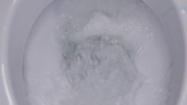 WC öblítési folyamat, közelkép, lassított felvétel, vízvezeték és háztisztítás koncepció — Stock videók