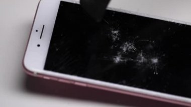 Cep telefonu ekranını çekiçle kırma süreci, tamir konsepti, telefon değiştirme