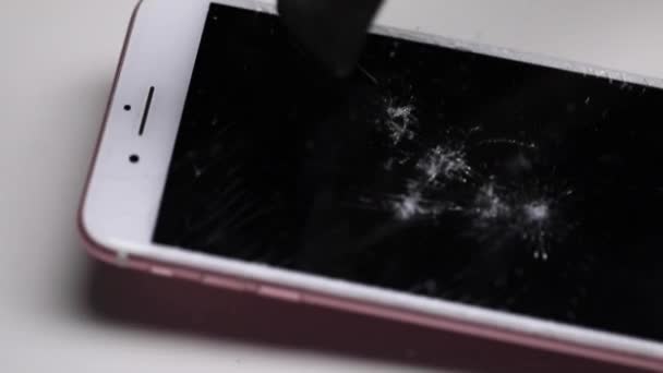 망치로 휴대폰 화면을 파괴하는 과정, 수리 개념, 전화 교체 — 비디오