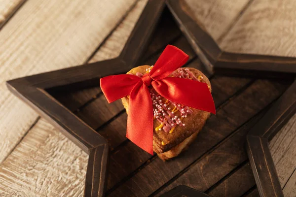ハート型のクッキー星型の木のトレイに弓で飾ら,お菓子,デザート,休日の背景 — ストック写真