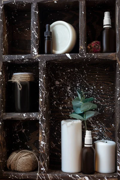 Cilt bakımı için doğal kozmetik ürünleri seti, spa arka planı, kadınsı konsept, rahat atmosfer, ahşap doku