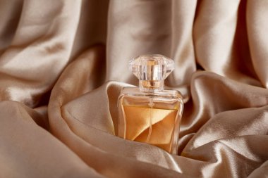 Altın kumaş kaplama parfüm şişesi arka plan, güzellik konsepti