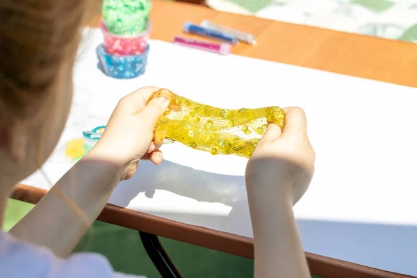 Küçük kız sarı, parlak balçık, arka plan, yaşam tarzı
