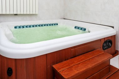 Bir kır evinde jakuzi, spa rahatlaması.