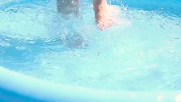 Niños pies salpicando en la piscina primer plano cámara lenta — Vídeos de Stock