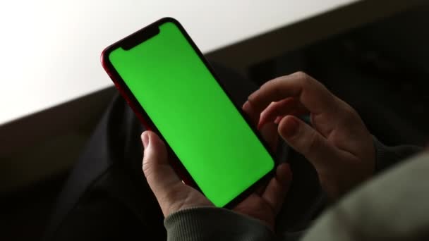 Smartphone met groen scherm in handen close-up, beweging van vingers, model op het scherm van een mobiele telefoon — Stockvideo