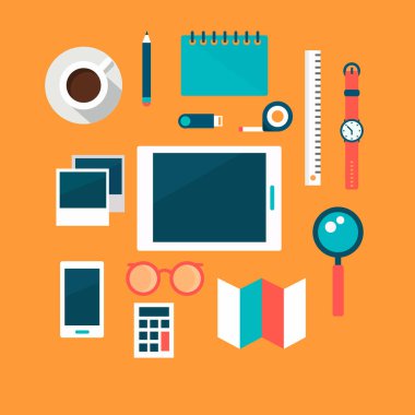 Düz dizayn edilmiş bir üniversite seti. saat, büyüteç, el ilanı kağıdı, hesap makinesi, gözlük, telefon, cep telefonu, tablet, kural, flash disk, not, kahve, kalem