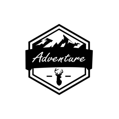 Dağlar macera amblemi vektör çizimi. Açık hava macera gezisi, dağların silueti ve geyik silueti.