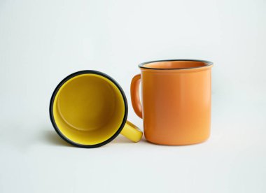 Seramik kupa Beyaz zemin üzerinde sarı ve turuncu, yerleştirme