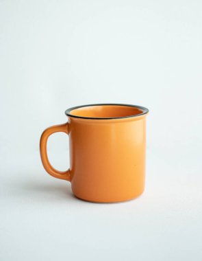 Beyaz arka planda seramik bardak portakalı, yerleştirme