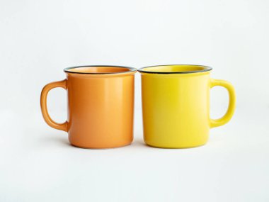 Seramik kupa Beyaz zemin üzerinde sarı ve turuncu, yerleştirme