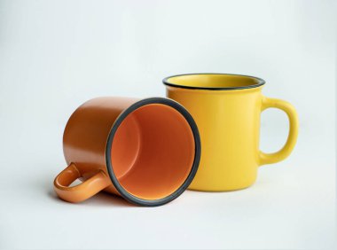 Seramik kupa Beyaz zemin üzerinde sarı ve turuncu, yerleştirme