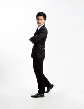 Asyalı genç adam, beyaz arka planda stil sahibi iş adamı siyah takım elbise.