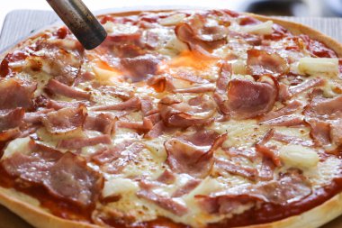 Ev yapımı pizza, domuz pastırması, üstü ve lezzetli..