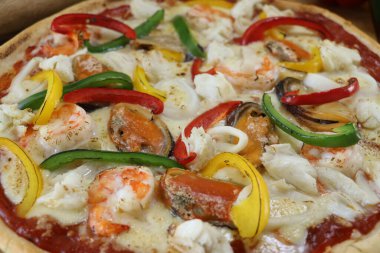 Karışık deniz mahsullü lezzetli ev yapımı pizza.