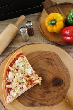 Yengeç çubuğu ve domates soslu ev yapımı pizza.