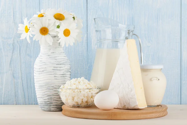 Süt ürünleri ve çiçekler