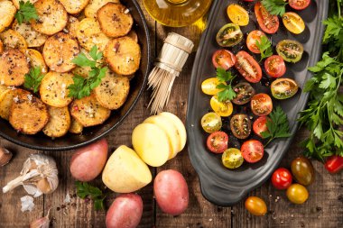 Kiraz domates ile kavrulmuş patates