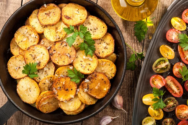 Rostad potatis med körsbärstomater — Stockfoto