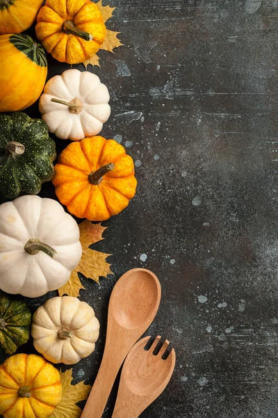 Glad Thanksgiving Bakgrund Med Dekorativa Pumpor Och Träskedar — Stockfoto