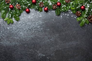Köknar dalları ve süslemeleri olan Noel arkaplanı