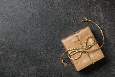 Siyah üzerine paketlenmiş hediye kutusu