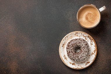 Bir fincan kahve ve çikolatalı çörek.