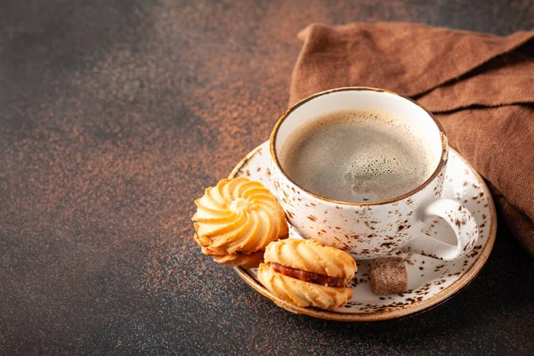 Schwarzer Kaffee Und Kekse Auf Einem Tisch — Stockfoto