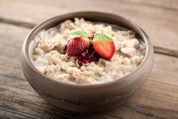 овсяная каша на молоке белок. овсянка в тарелке. геркулесовая каша и овсяная каша. пшенная каша с овсянкой. овсянка кашка.