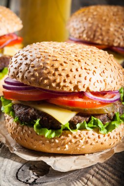 Hamburger ve bir bardak bira 