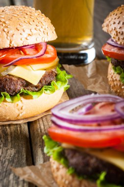 Hamburger ve bir bardak bira 