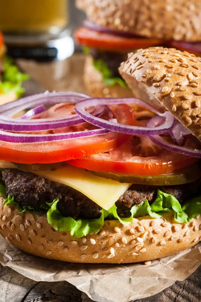 Hamburgare och ett glas öl — Stockfoto