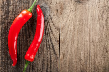 Ahşap arka planda kırmızı biber