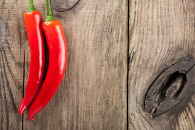 Ahşap arka planda kırmızı biber
