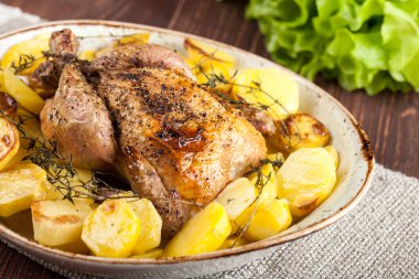 Fırında tavuk patates ile yakın çekim