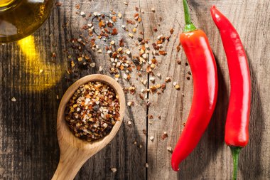 Ahşap arka plan üzerinde exsotic baharat ve kırmızı biber