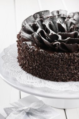 Seramik plaka üzerinde renkli Fransızca macaroons