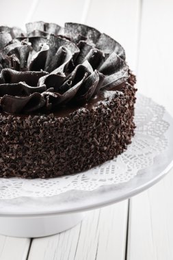 Seramik plaka üzerinde renkli Fransızca macaroons