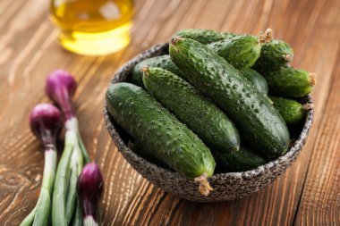 Taze salatalık, yeşil sebzeler