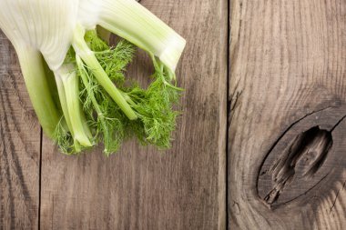 ahşap zemin üzerinde taze rezene