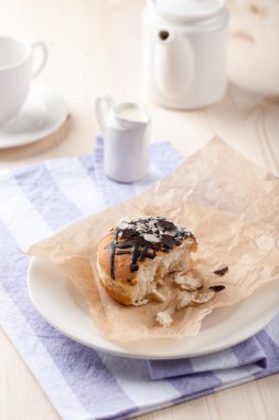 Çörek karamel ve çikolata ile