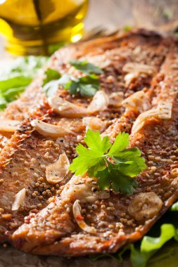 Füme balık sebze ile