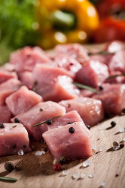 Kesme tahtası ve taze sebzeler çiğ domuz eti