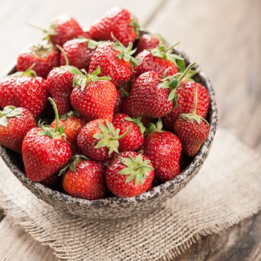 Seramik kase kırmızı taze çilek